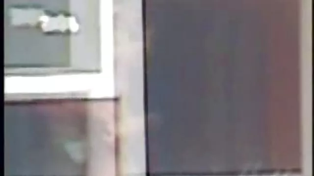 Chica asiática peluda monta su polla