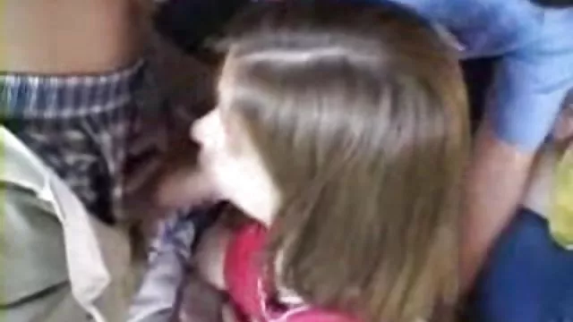 Pelirroja traviesa se masturba anal y corre la orina caliente
