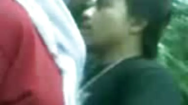 En el pico puramente con la cola.