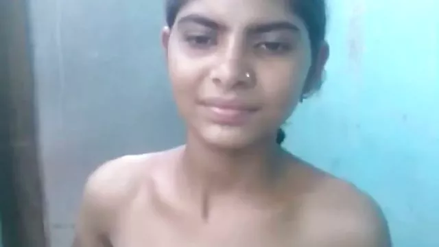 Morena tetona folla con consolador de vidrio y polla