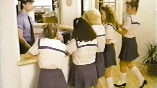 Dulce adolescente frota el clítoris mientras monta