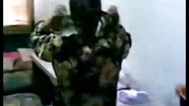 Hay dos jóvenes lesbianas en el garaje.