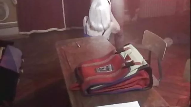 Masajista saca polla y proxenetas rubia caliente