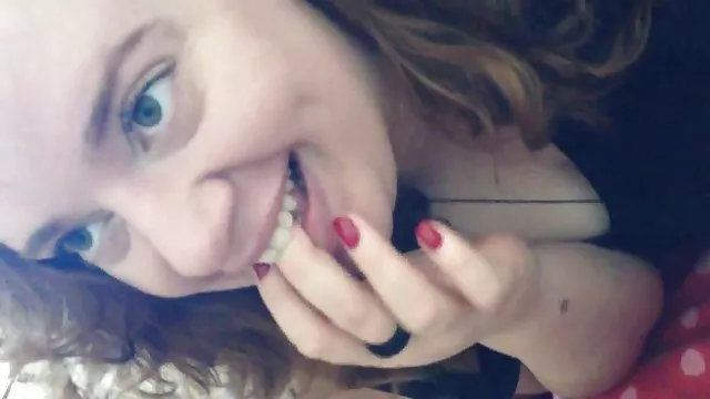 Rubia transexual mete su polla en una mujer
