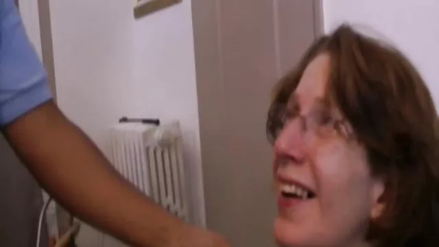 La esclava ama y lame sus botas de charol.