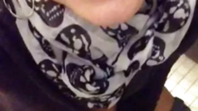 Secretaria asiática derriba las medias de nylon
