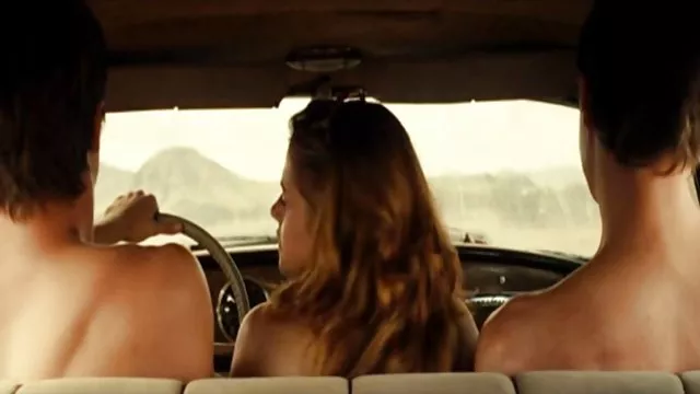 Dos mujeres calientes en el trio anal