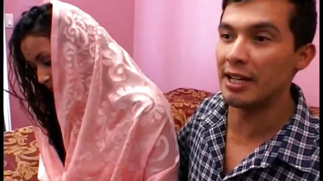 Morena aficionada persuadida a los pájaros POV