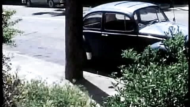 Dos chicas bi cachondas compartiendo una polla