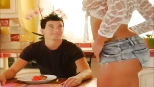 Dos morenas lesbianas necesitan su satisfacción.