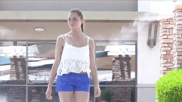 Adolescente con grandes tetas sopla chico polla