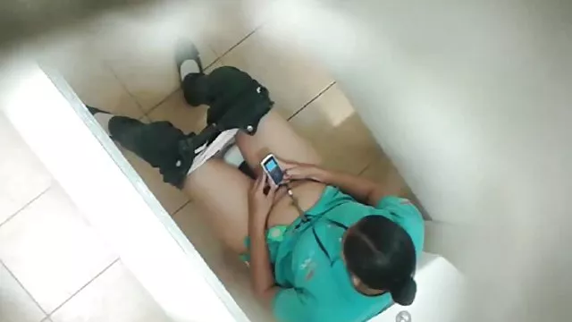 Dos hombres meten su polla en todos los agujeros de la puta dicktittigen