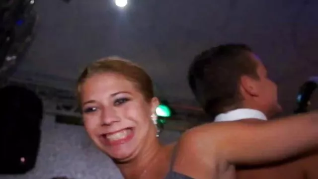 Perra sexy se embota por consoladores con masas de semen