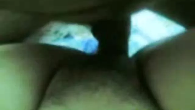 Chica rubia sopla y folla en el carro