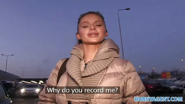 La puta del tatuaje de Asia lo hace anal frente a la webcam alemana