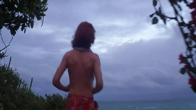 Bi-sluts comparten una enorme polla negra en dos.