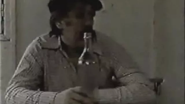 La lujosa Daria Glower se mete los dedos en el baño hasta el orgasmo.