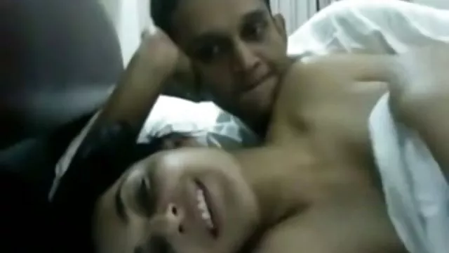 Chubby tatuado golpes de adolescente y sacude su polla