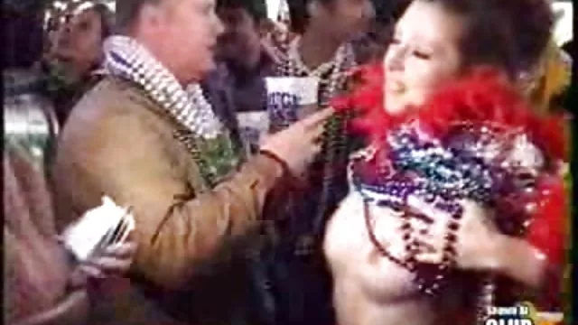 Ella empuja los pantalones vaqueros y las bragas para una mierda de coche a un lado