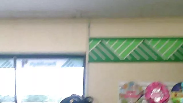 Secretaria lleva tirantes rojos debajo
