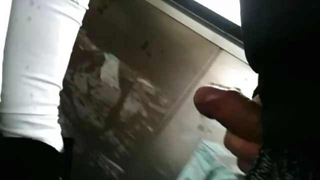 Ella comparte la polla de su amiga con su mejor amiga.